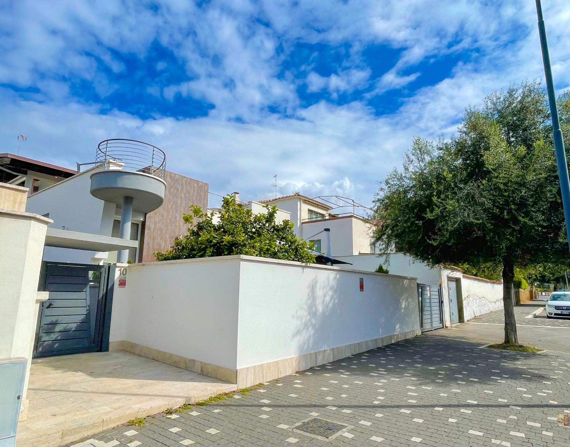 The Shabby House - Charming Seaside Retreat In Central Anzio, Steps From Beach And Train Station Exterior foto