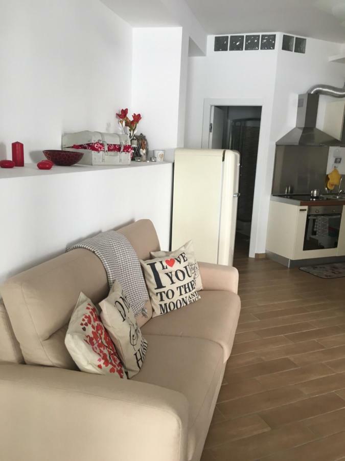 The Shabby House - Charming Seaside Retreat In Central Anzio, Steps From Beach And Train Station Exterior foto